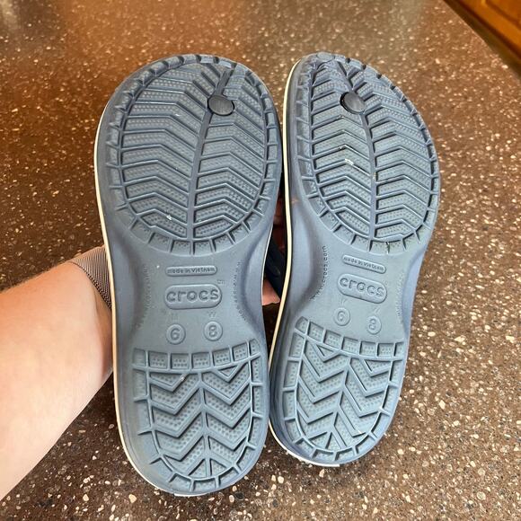 Crocs Thong Slip on Flip Flop Sandals Size Mens 6 Womens 8 Navy Blue Logo Rubber - Picture 3 of 6